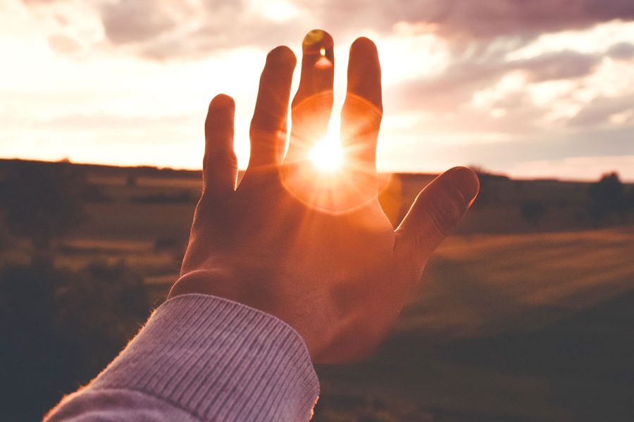 Hand wird gegen das Sonnenlicht gehalten