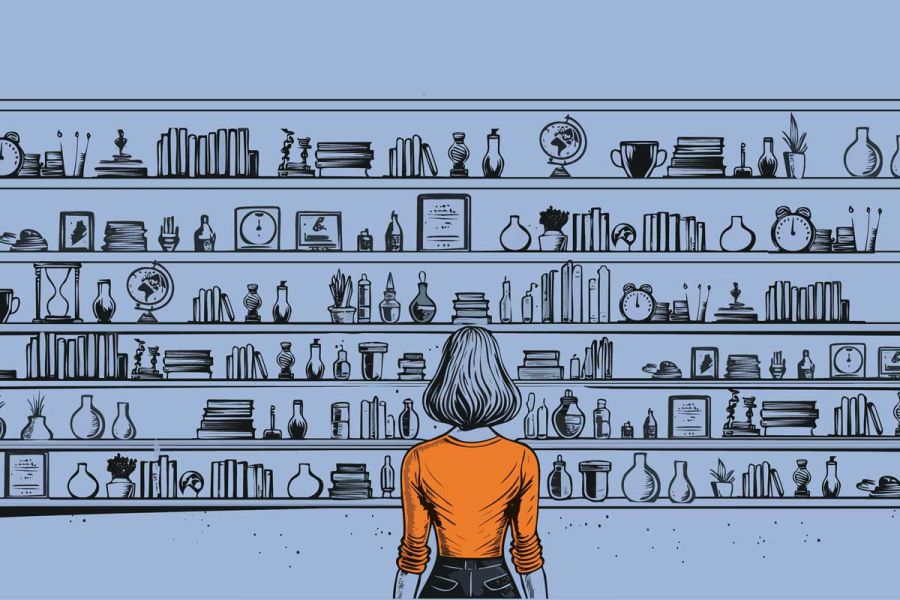 Eine Frau steht vor einem Regal gefüllt mit Büchern und Nippes