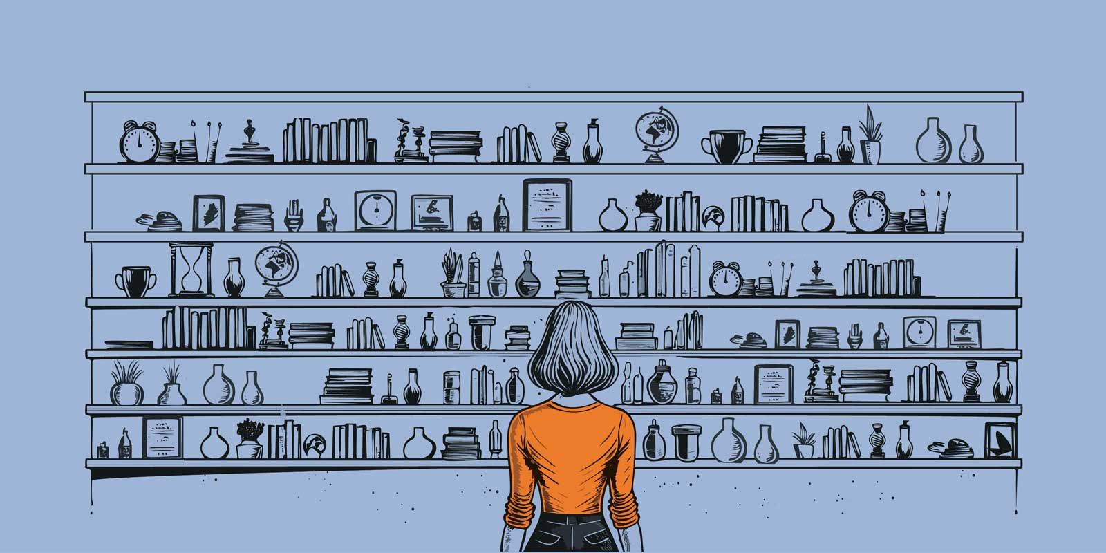 Eine Frau steht vor einem Regal gefüllt mit Büchern und Nippes