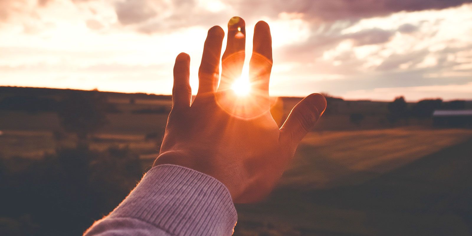 Hand wird gegen das Sonnenlicht gehalten