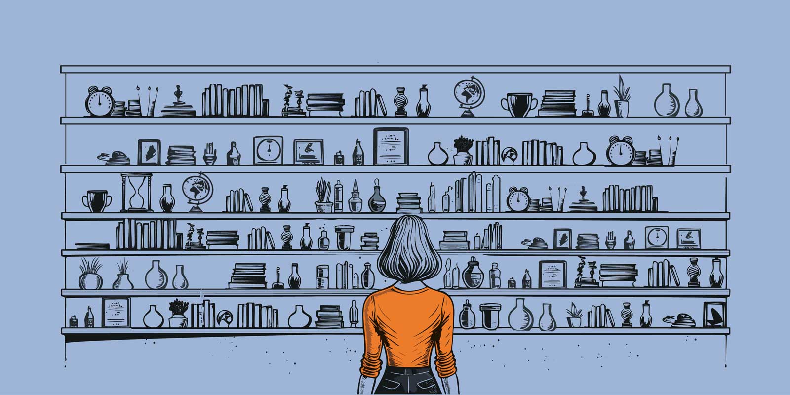 Eine Frau steht vor einem Regal gefüllt mit Büchern und Nippes