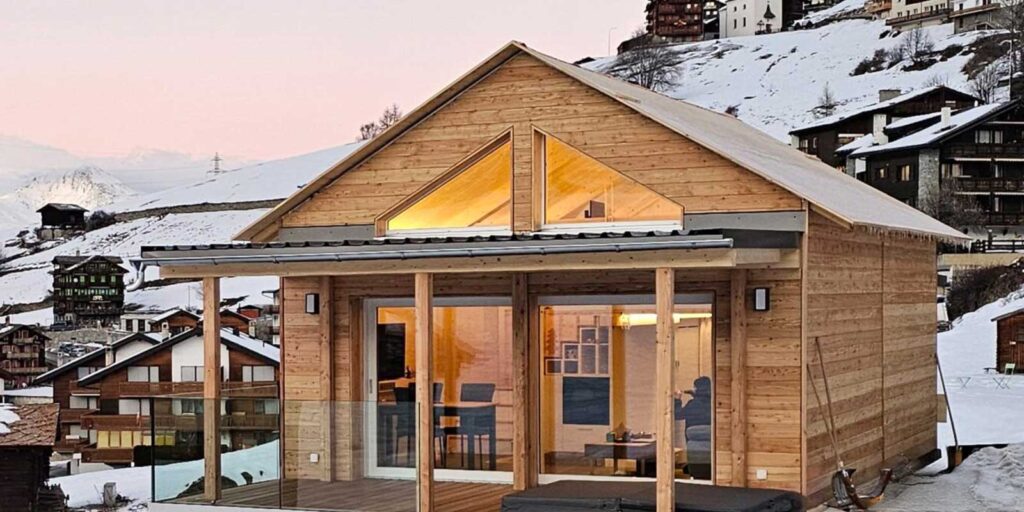 Holzhaus in einem Bergdorf im Schnee